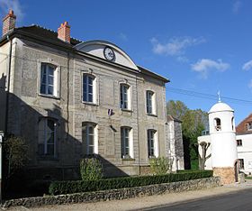 La mairie et son petit clocheton.