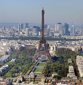 La tour Eiffel et les gratte-ciel de la Défense en arrière-plan.